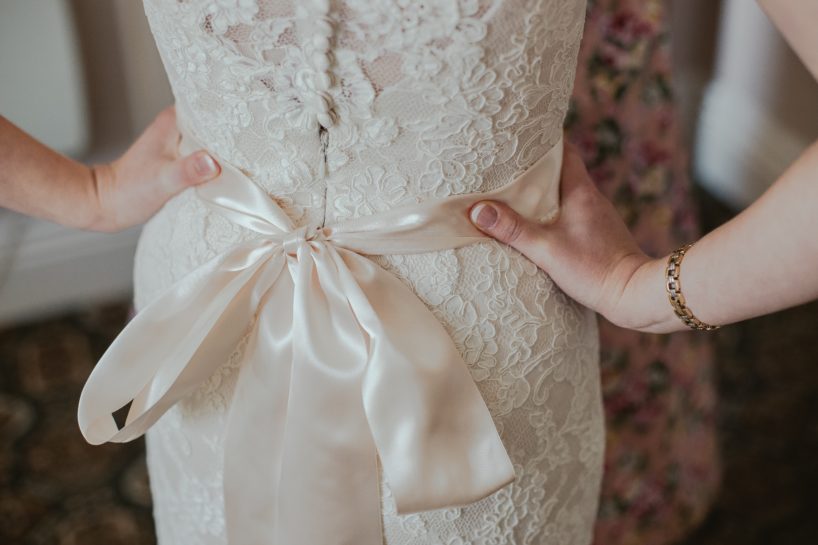 Suknia ślubna z różową kokardą z tyłu