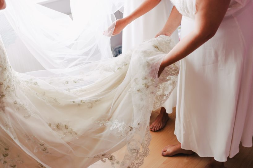 Tren sukni ślubnej poprawiany przez druhny