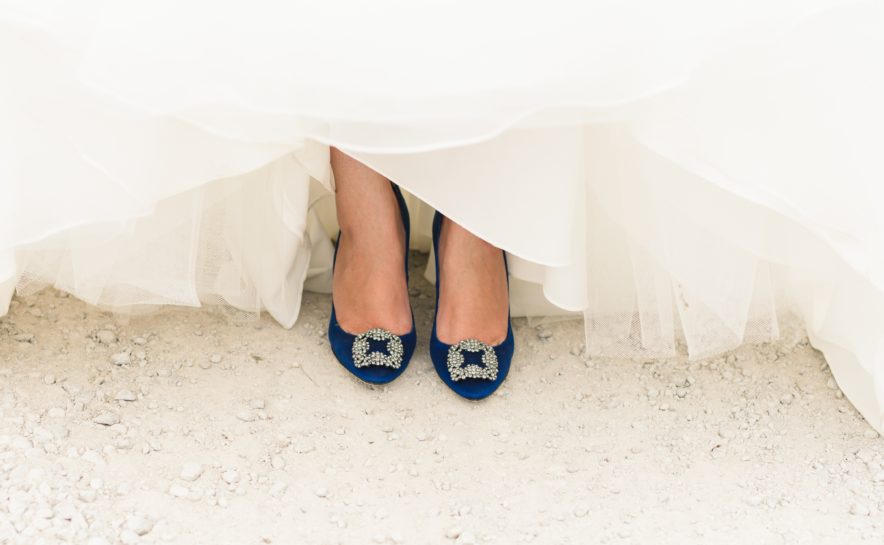 Ujęcie na buty ślubne w kolorze chabrowym