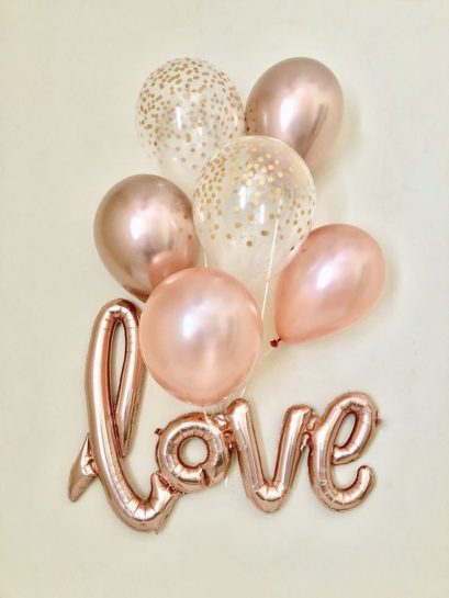 Kolorowe balony (różowe, przezroczyste w złote kropki, złote) i balon z napisem "love"